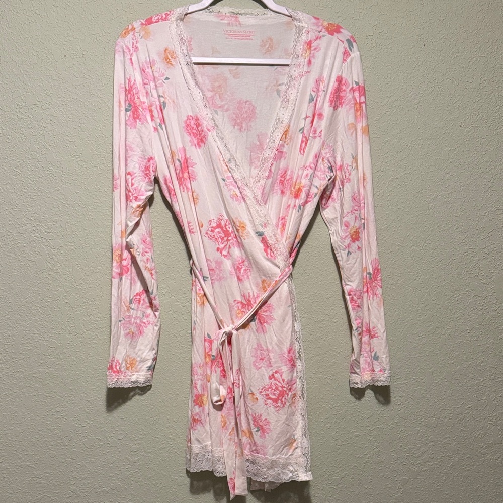 Victoria's Secret Pink and White Floral Robe
